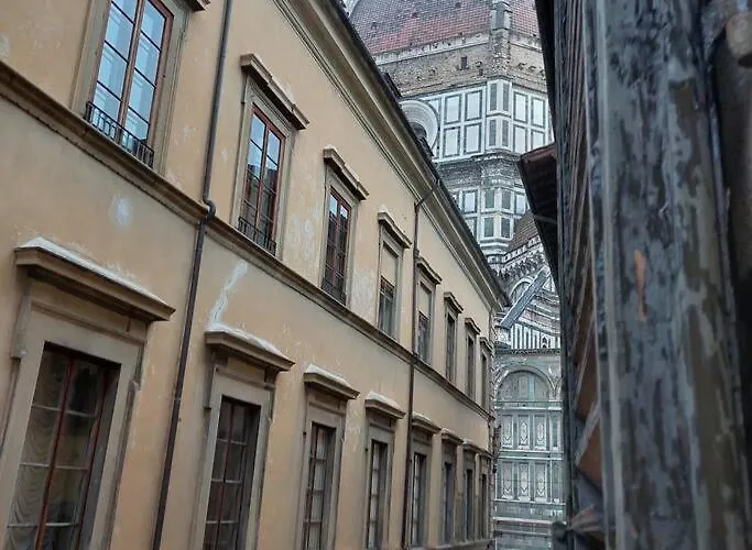 Central Florence, Cathedral 2-4-6 People